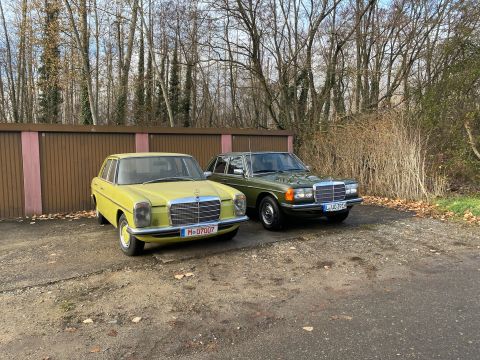 Gelber Mercedes-Benz W115 220 D neben einem grünen Mercedes-Benz W123