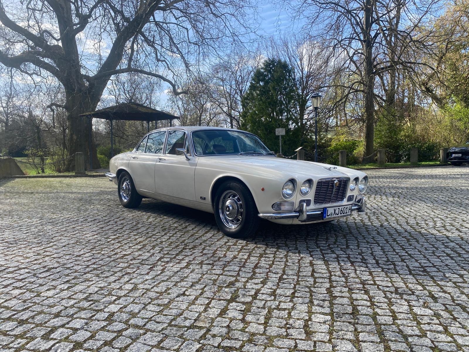 Jaguar XJ6 Serie 1 vor dem Landhaus