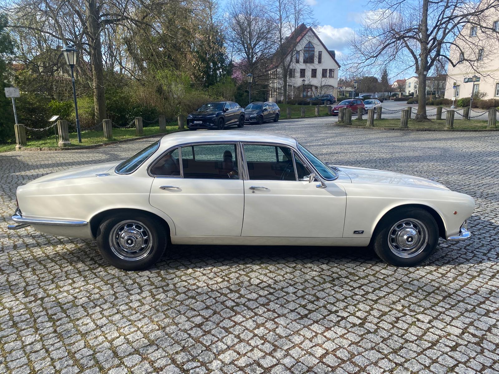 Jaguar XJ6 Serie 1 – rechte Seite
